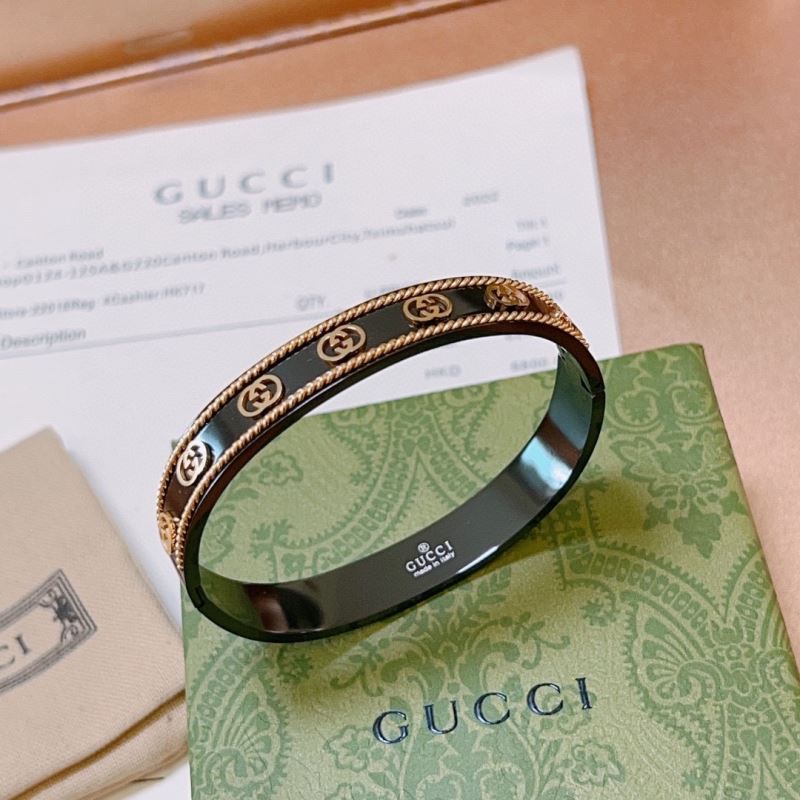 G*u*i bracelets